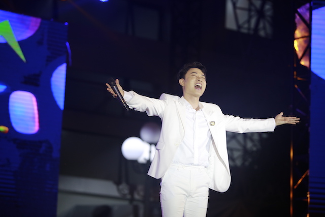 Trúc Nhân hoà giọng cùng hơn hai nghìn bạn trẻ tại Đại học FPT Cần Thơ